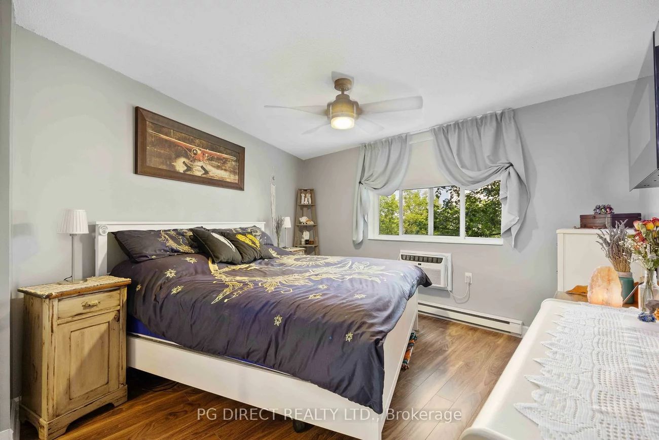 260, Davis, Central Newmarket, Newmarket