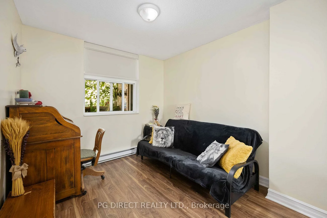 260, Davis, Central Newmarket, Newmarket
