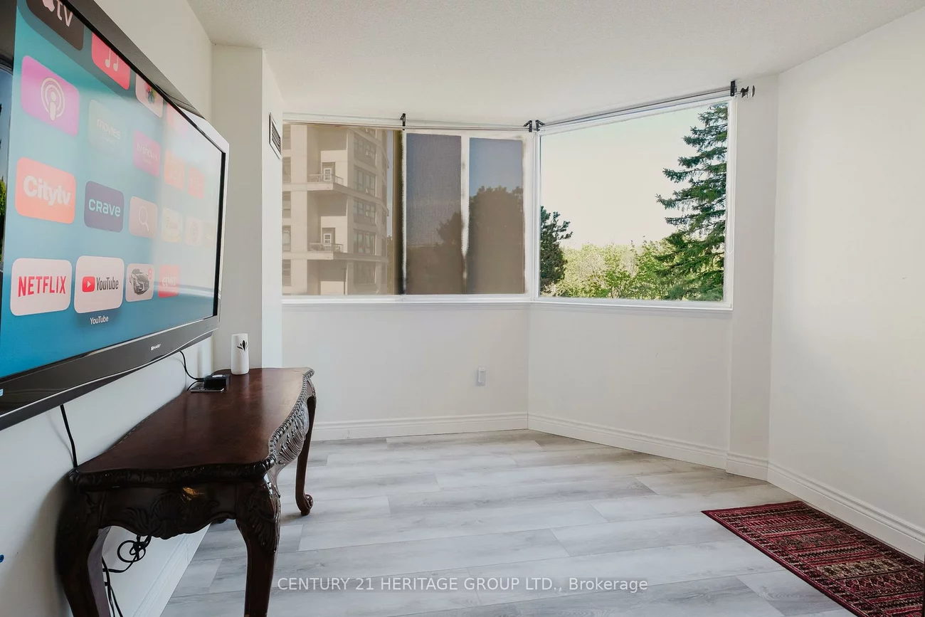 270, Davis, Central Newmarket, Newmarket