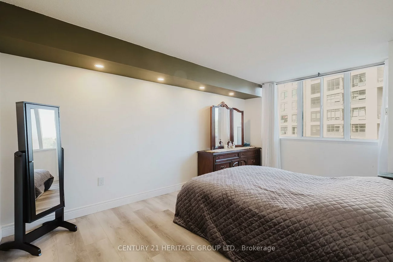 270, Davis, Central Newmarket, Newmarket