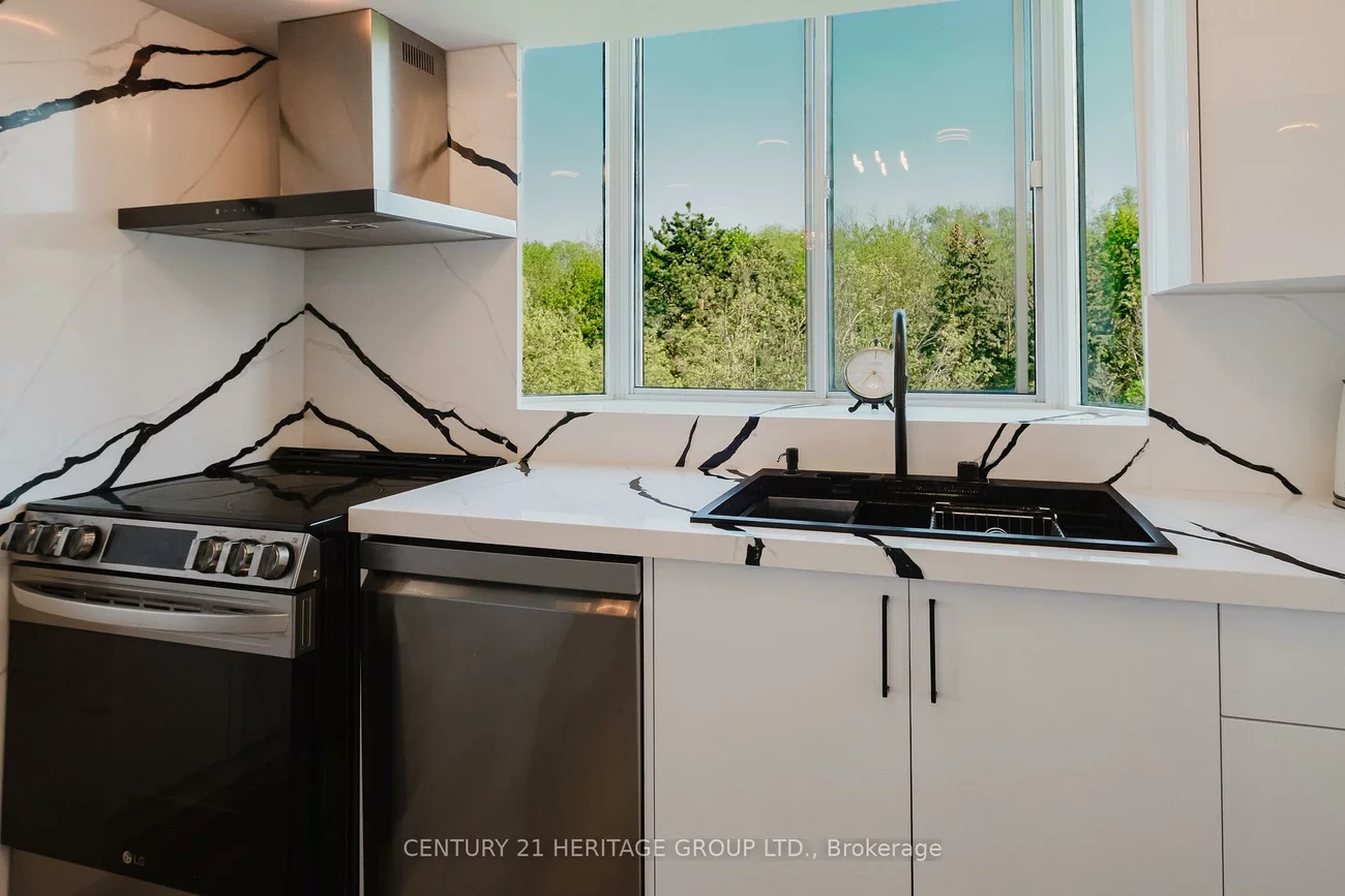 270, Davis, Central Newmarket, Newmarket
