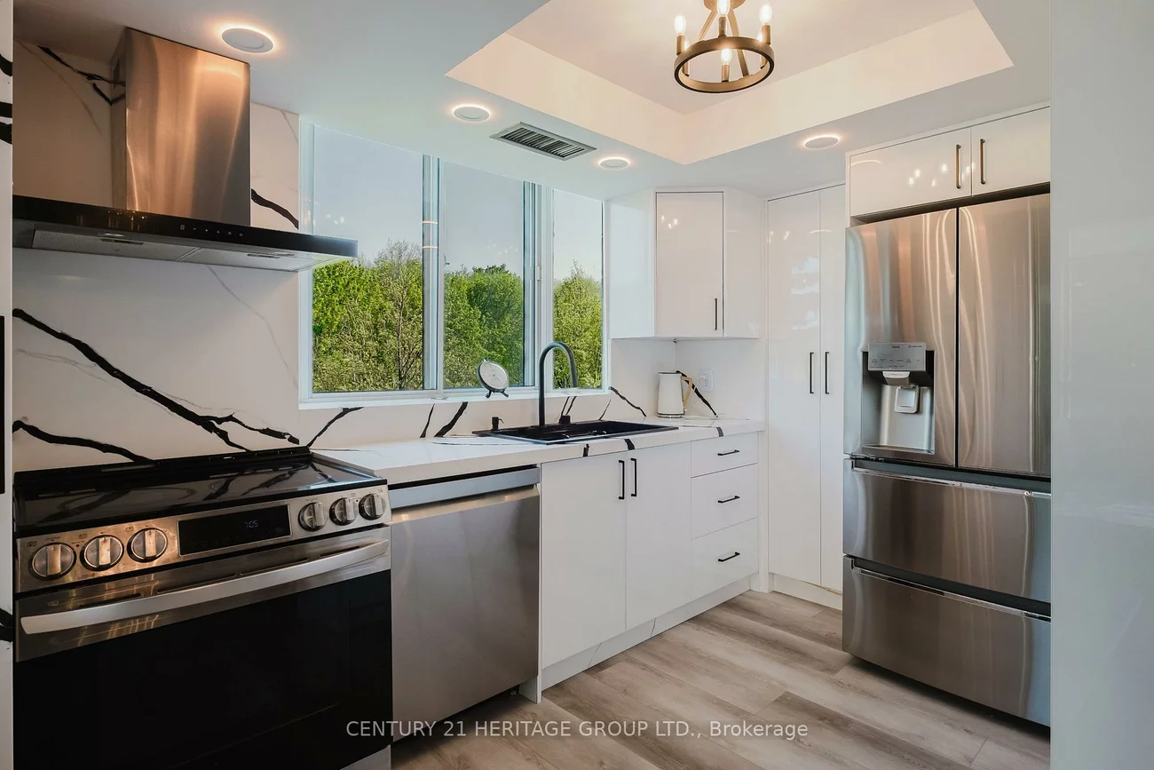 270, Davis, Central Newmarket, Newmarket