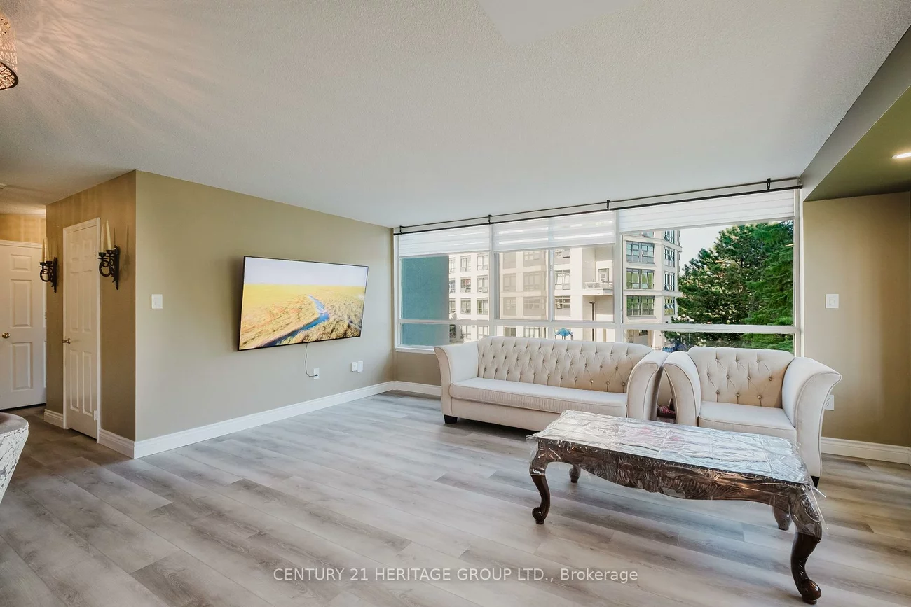 270, Davis, Central Newmarket, Newmarket