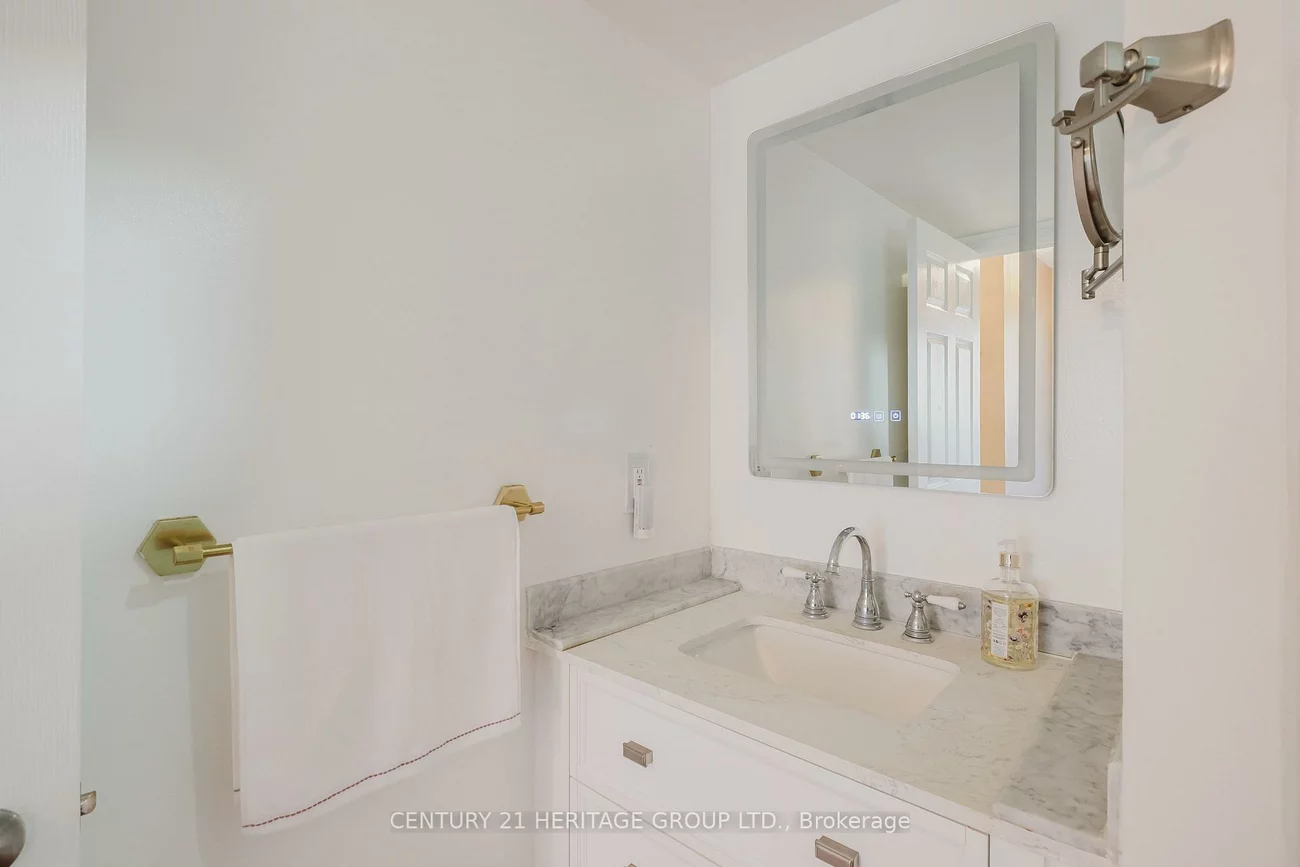 270, Davis, Central Newmarket, Newmarket
