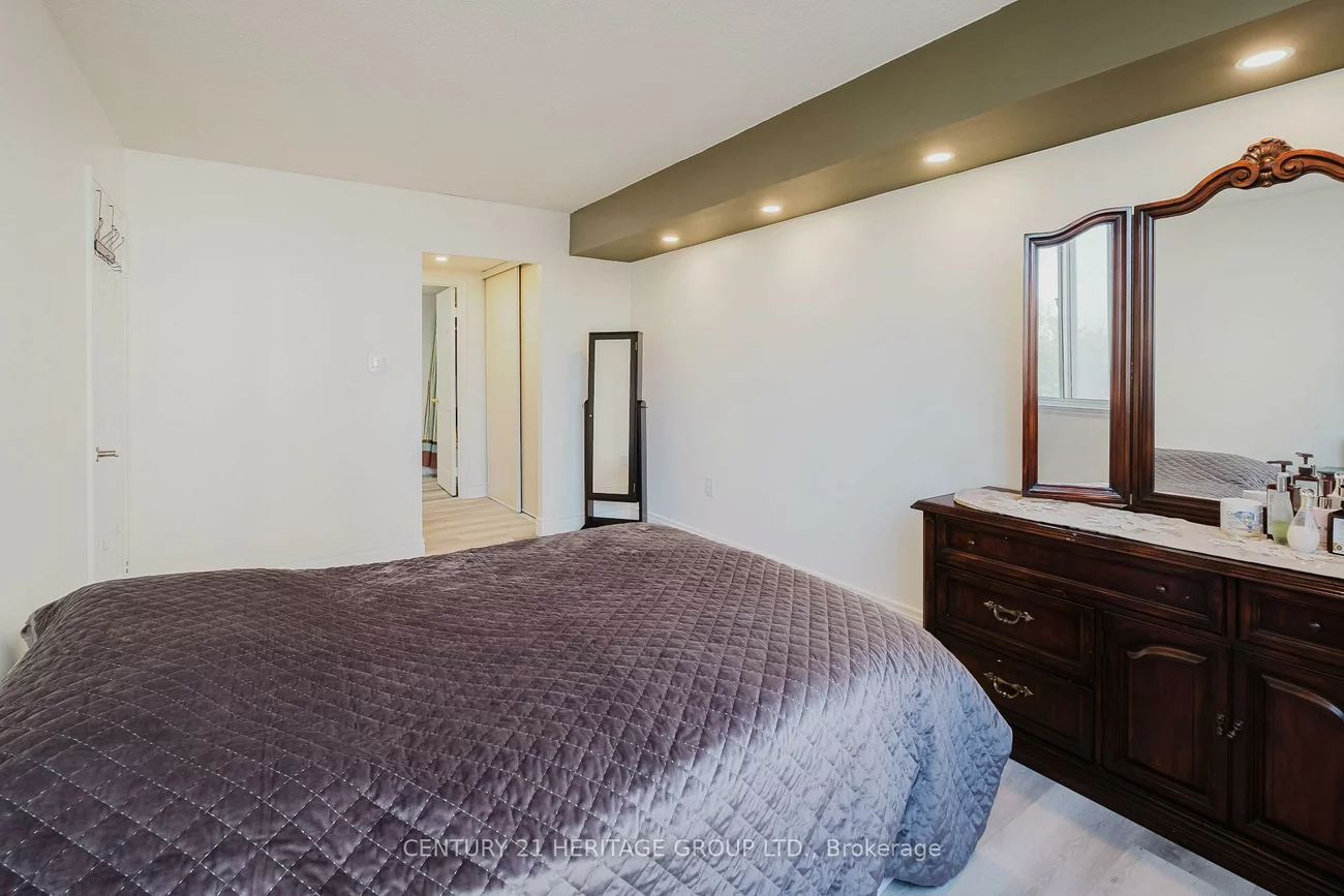 270, Davis, Central Newmarket, Newmarket