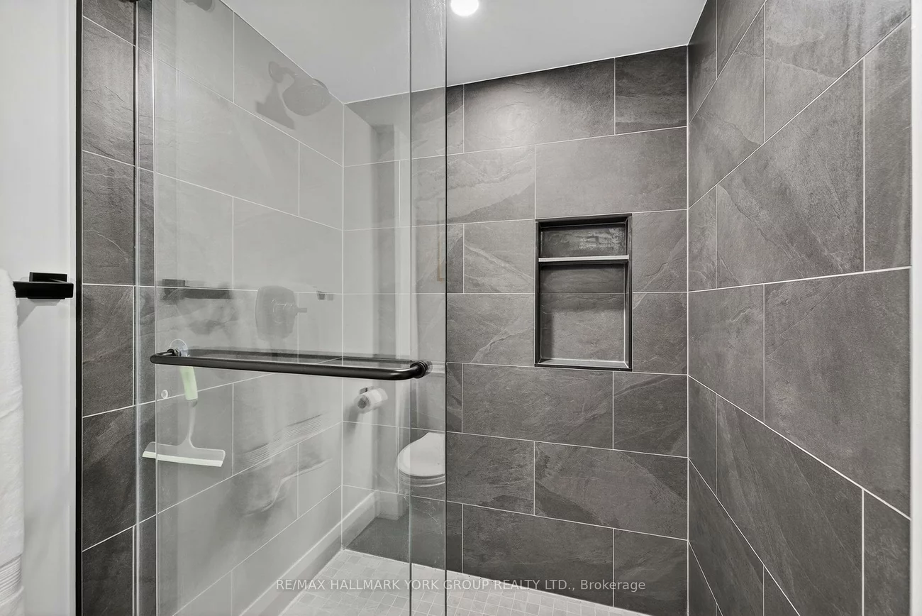 250, Davis, Central Newmarket, Newmarket