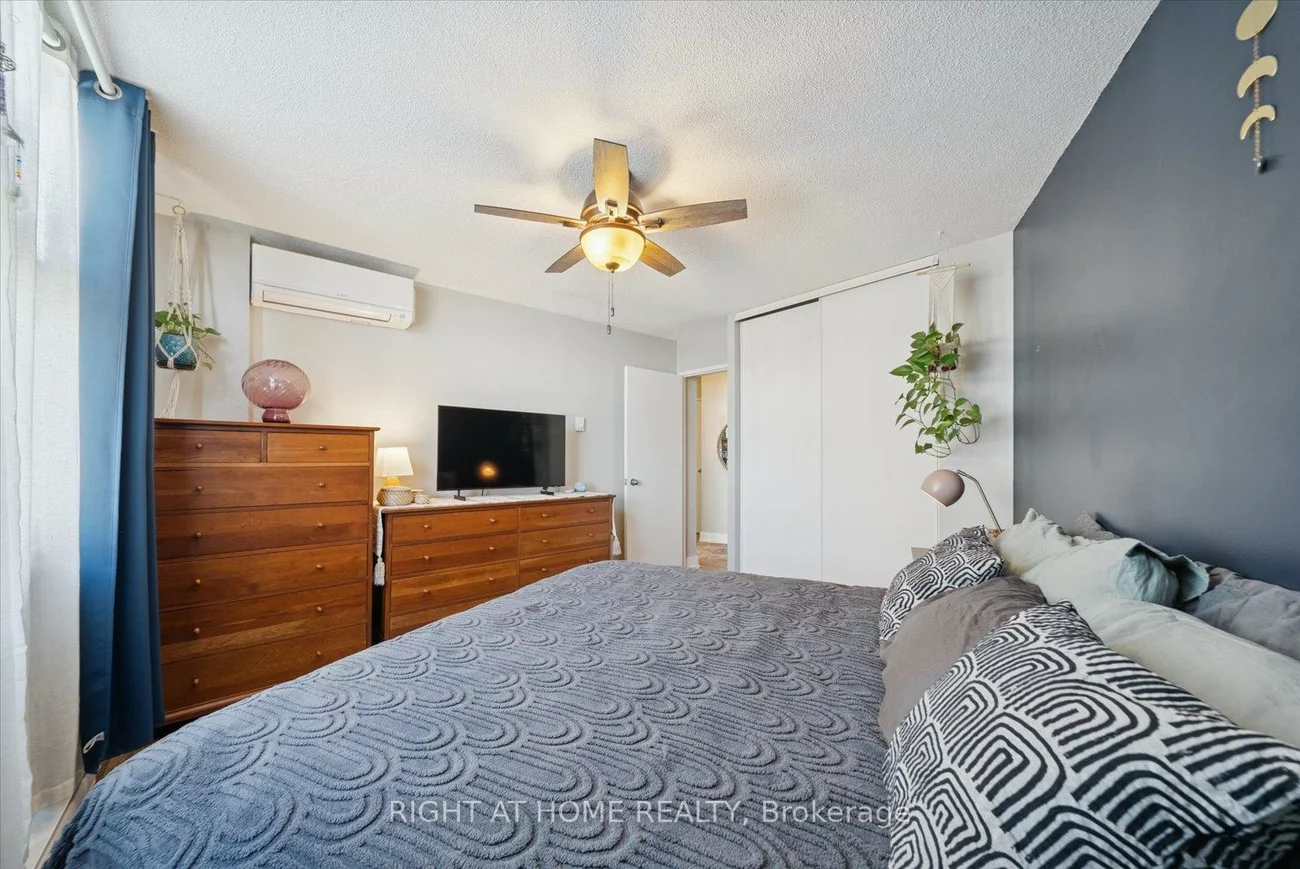 260, Davis, Central Newmarket, Newmarket