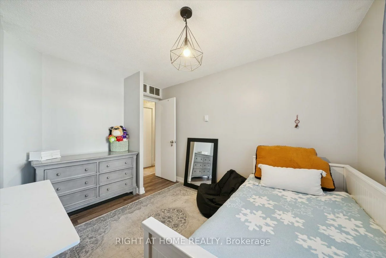 260, Davis, Central Newmarket, Newmarket