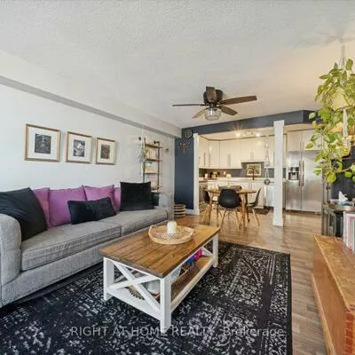 260, Davis, Central Newmarket, Newmarket
