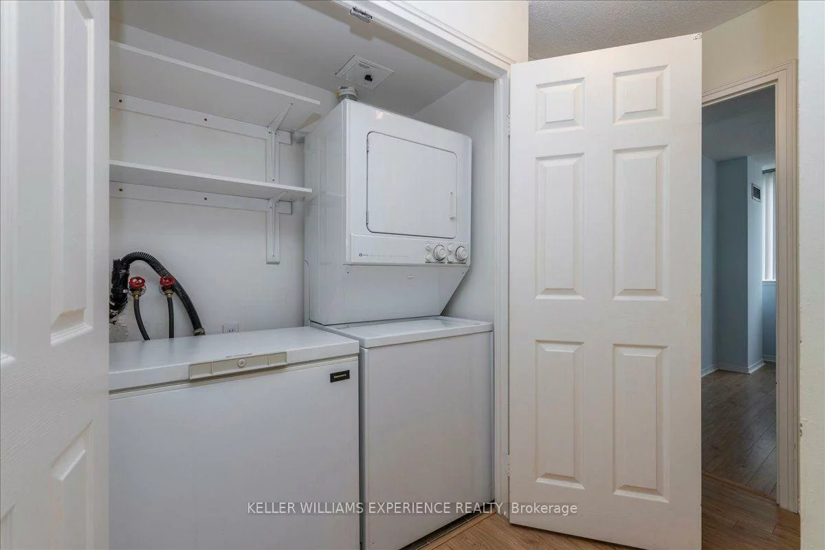 270, Davis, Central Newmarket, Newmarket