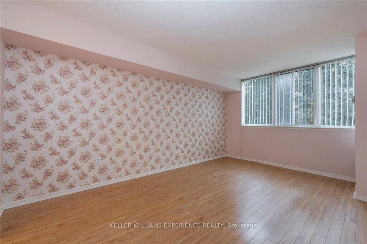 270, Davis, Central Newmarket, Newmarket