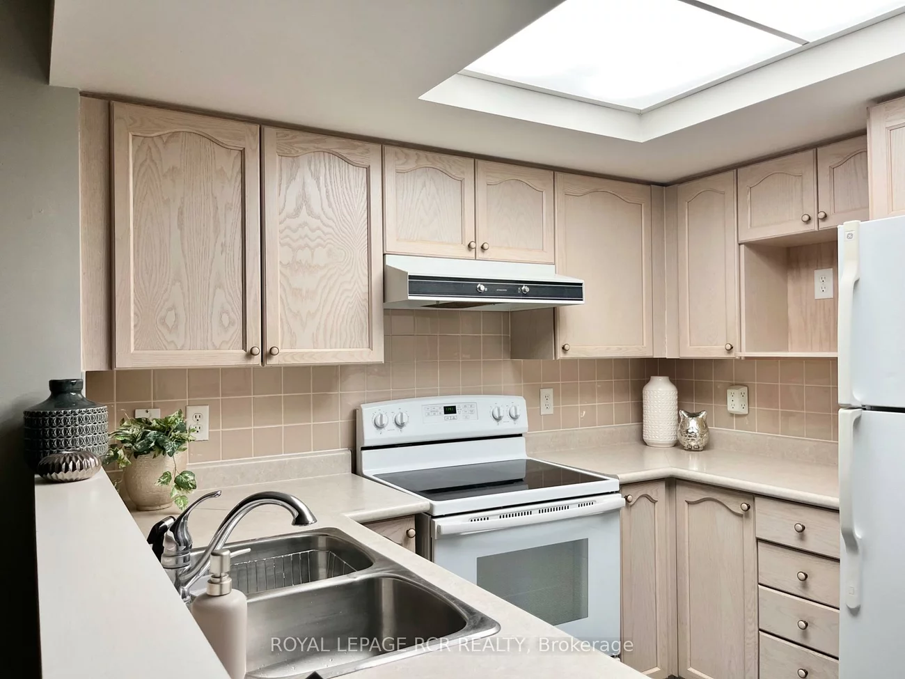 900, Bogart Mill, Gorham-College Manor, Newmarket