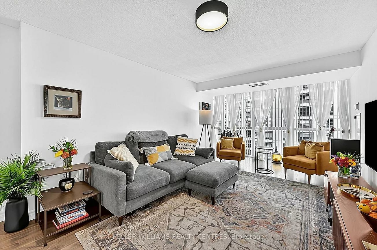 270, Davis, Central Newmarket, Newmarket