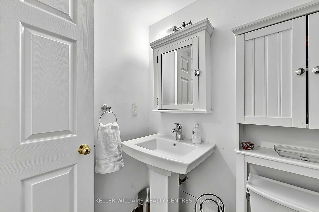 270, Davis, Central Newmarket, Newmarket