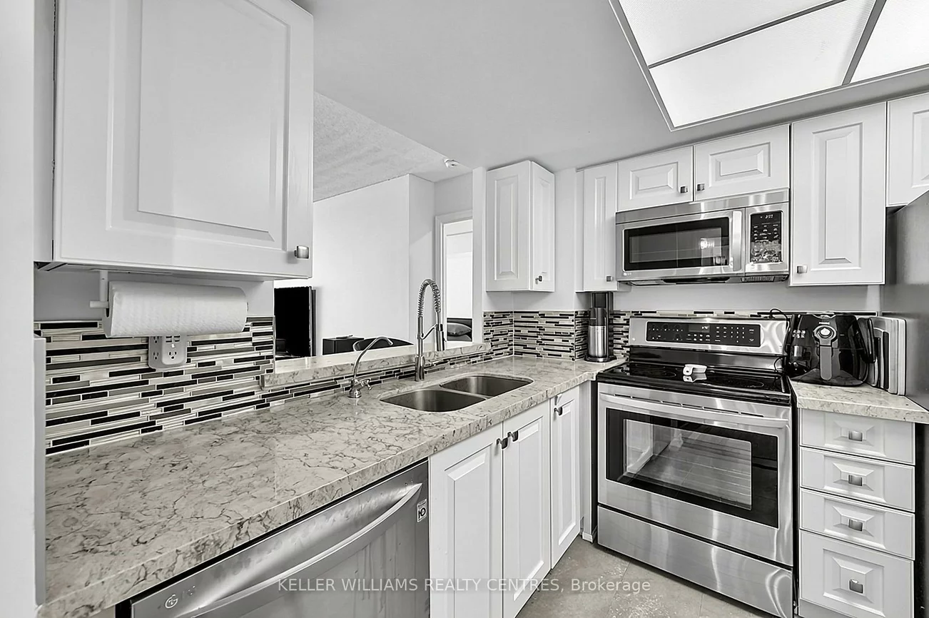 270, Davis, Central Newmarket, Newmarket