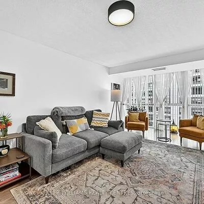 270, Davis, Central Newmarket, Newmarket
