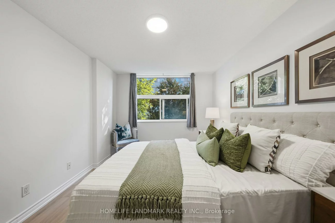 260, Davis, Central Newmarket, Newmarket