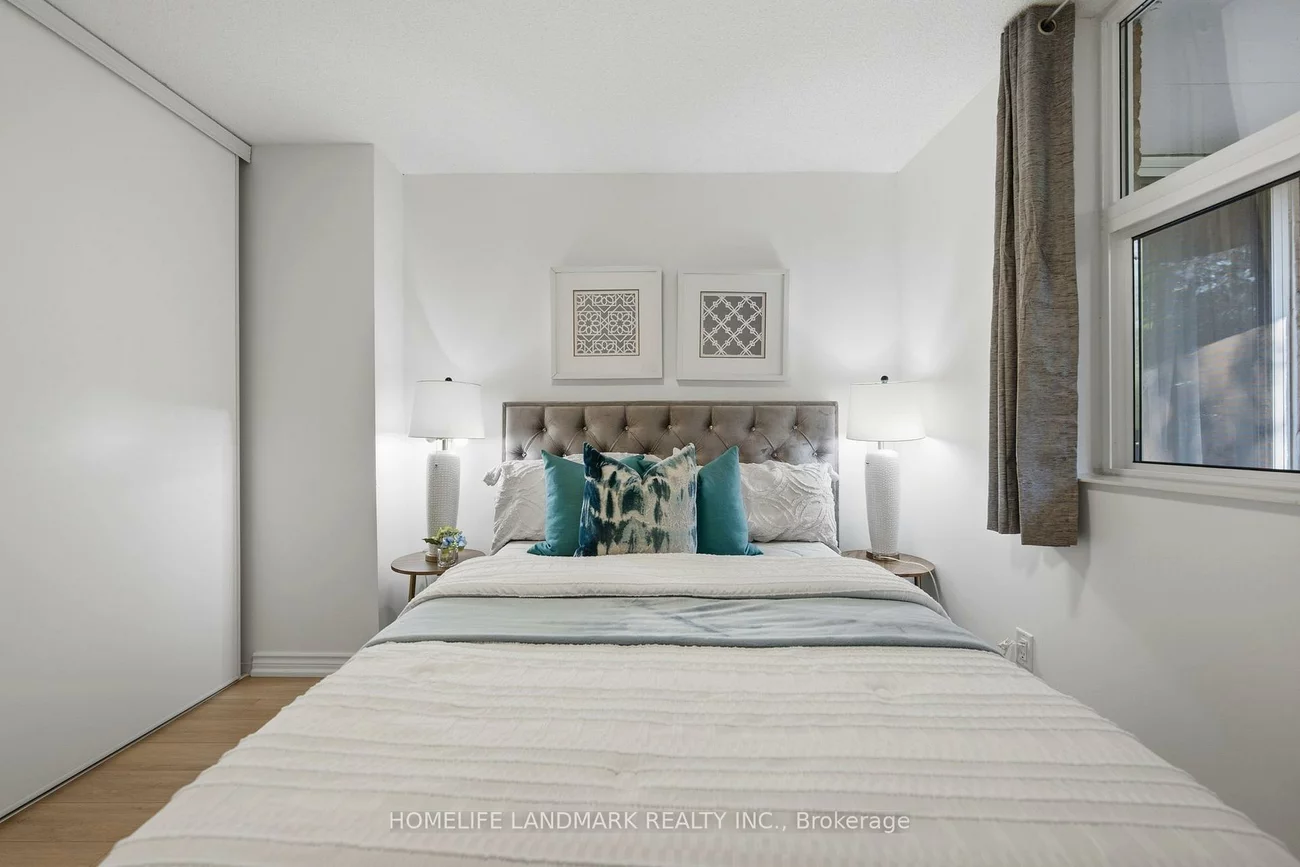 260, Davis, Central Newmarket, Newmarket