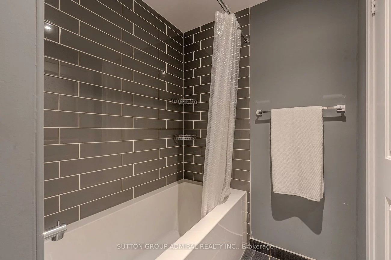 55, Speers, 1014 - QE Queen Elizabeth, Oakville