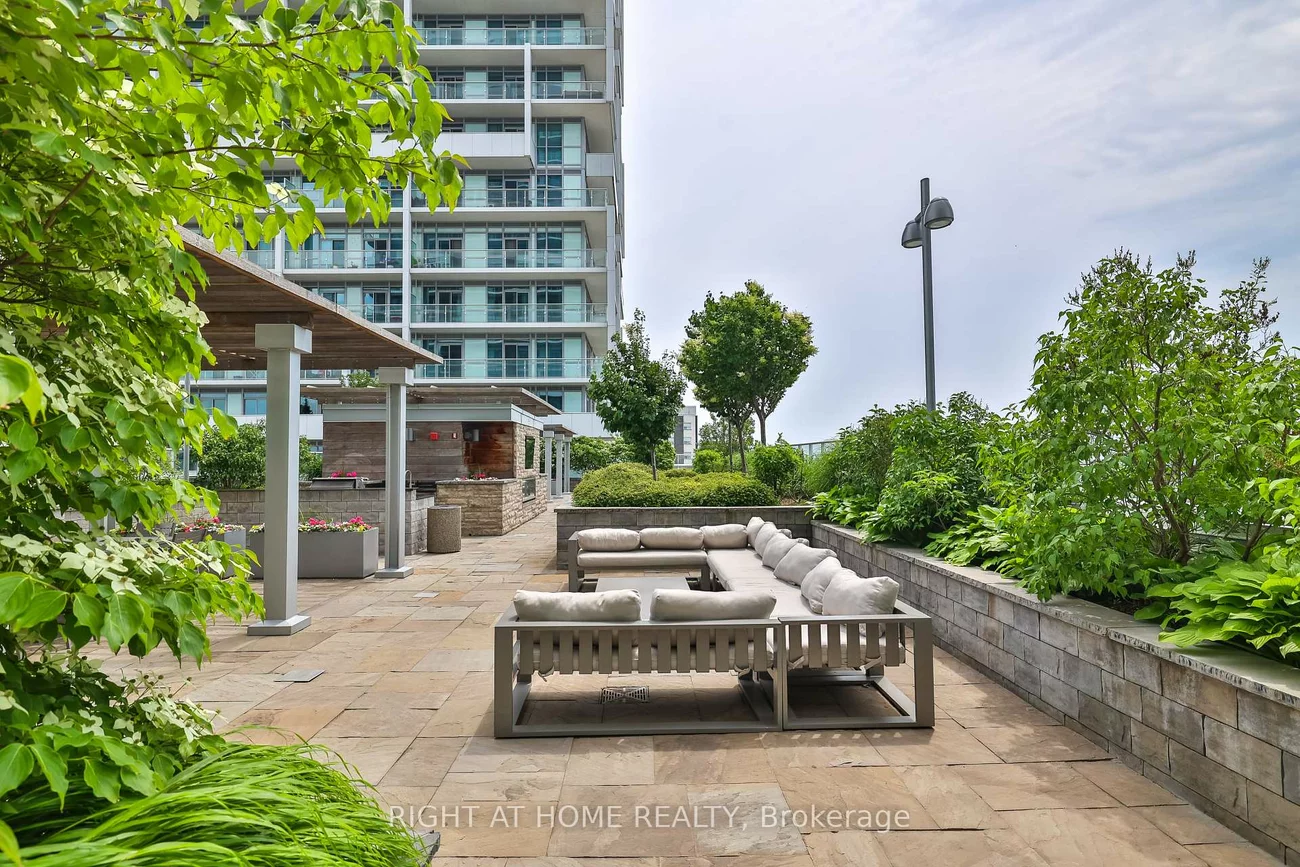 65, Speers, 1014 - QE Queen Elizabeth, Oakville