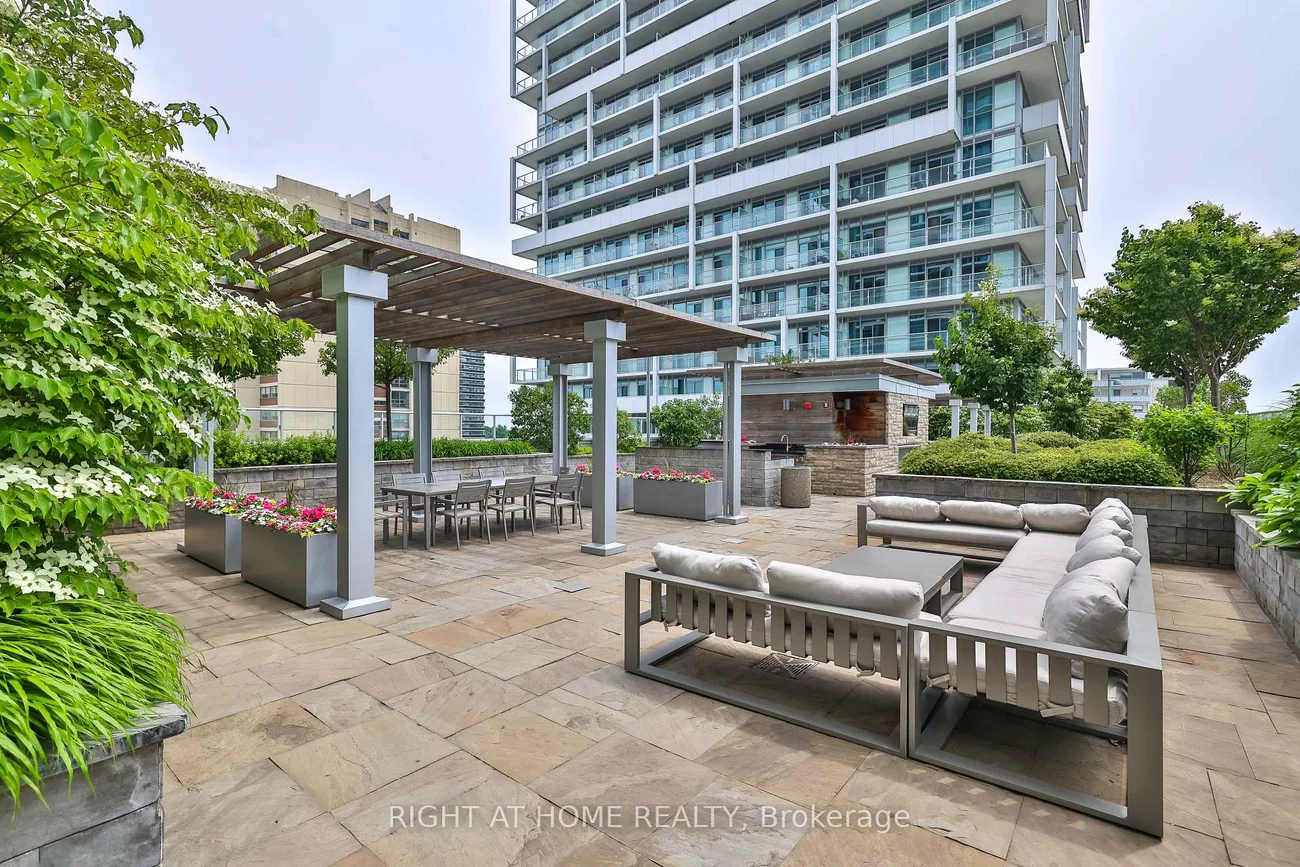 65, Speers, 1014 - QE Queen Elizabeth, Oakville