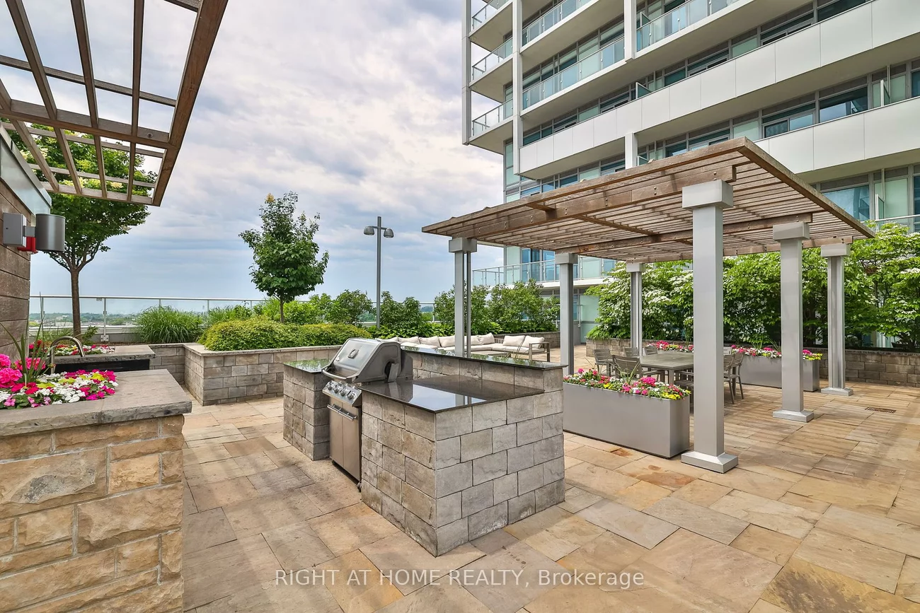 65, Speers, 1014 - QE Queen Elizabeth, Oakville