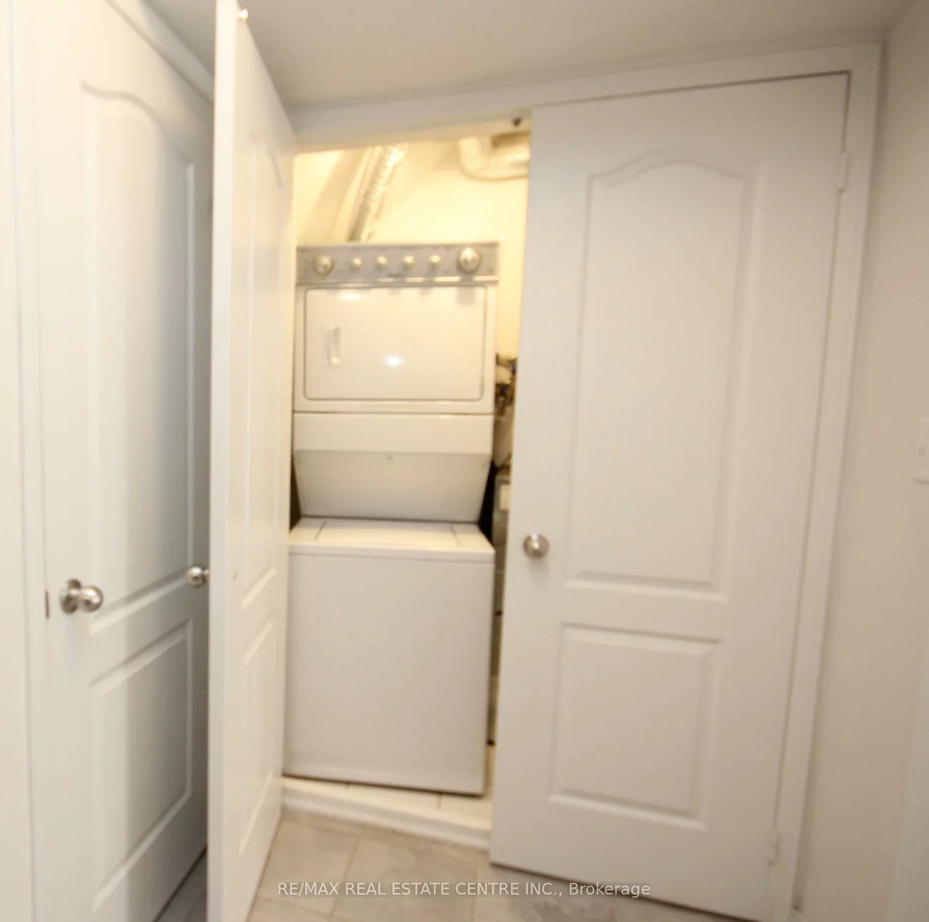 2480, Post, 1015 - RO River Oaks, Oakville