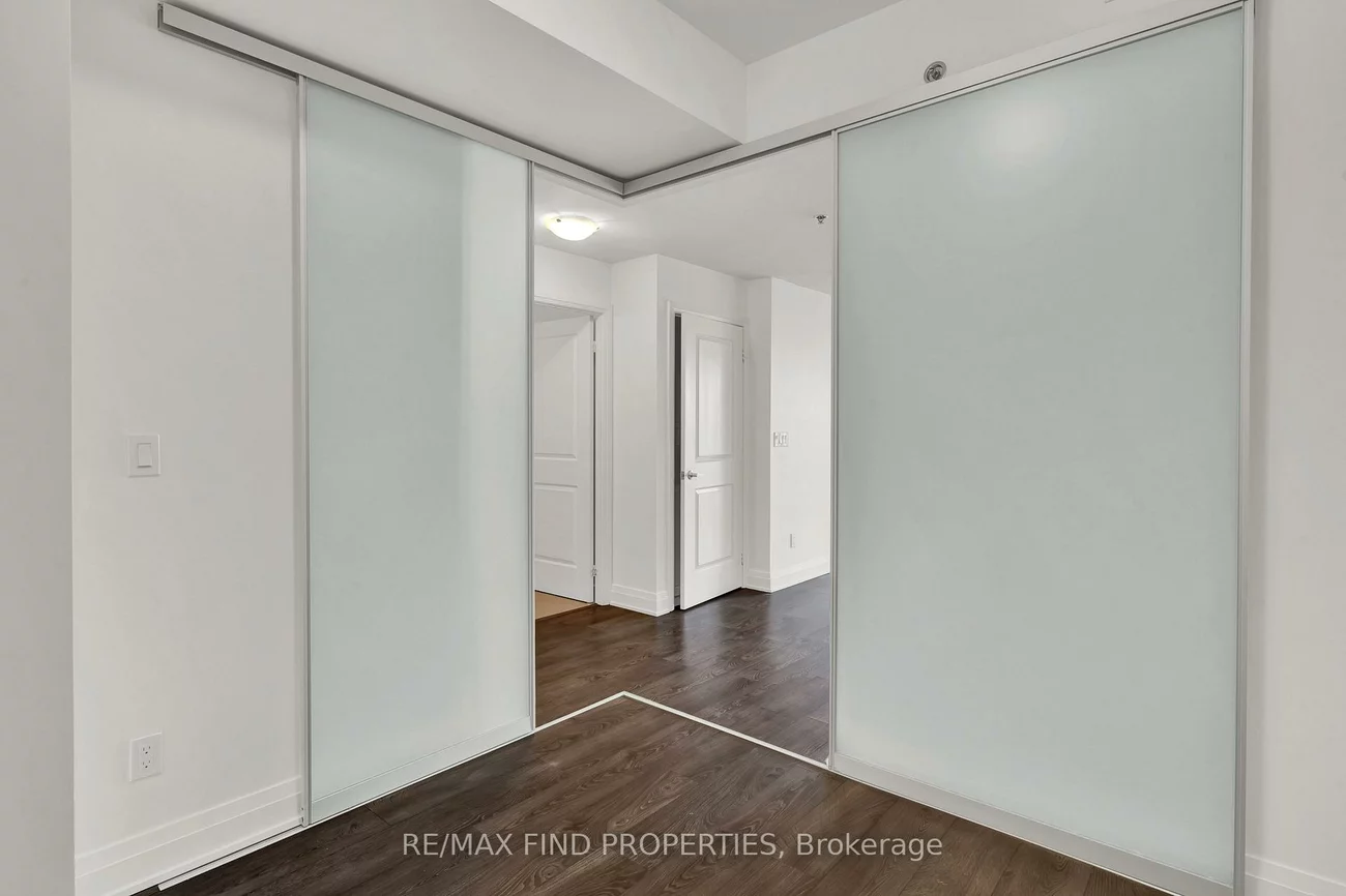 55, Speers, 1014 - QE Queen Elizabeth, Oakville