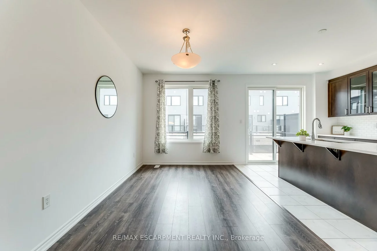 82, Huguenot, 1008 - GO Glenorchy, Oakville