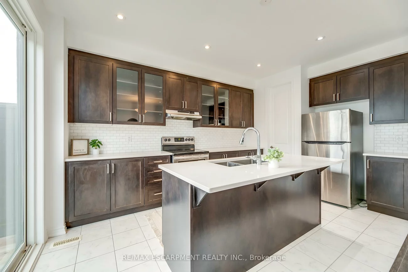 82, Huguenot, 1008 - GO Glenorchy, Oakville