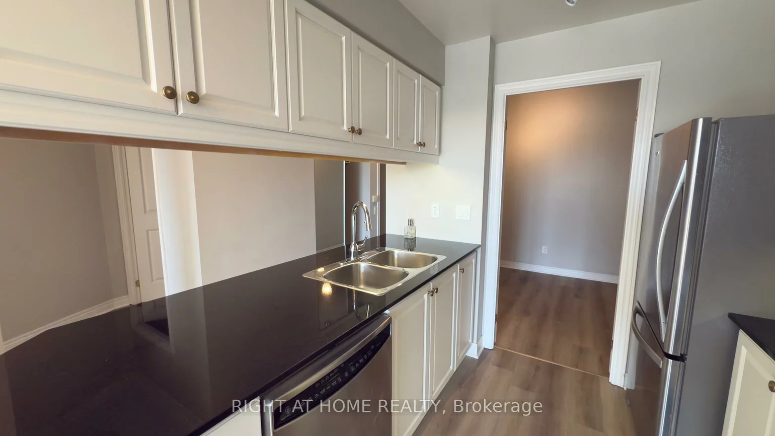 40, Old Mill, 1014 - QE Queen Elizabeth, Oakville