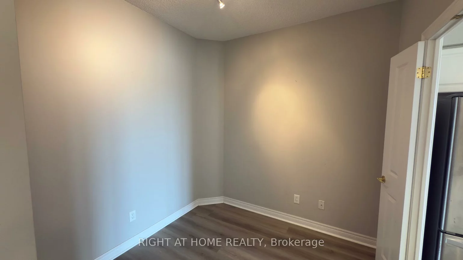 40, Old Mill, 1014 - QE Queen Elizabeth, Oakville