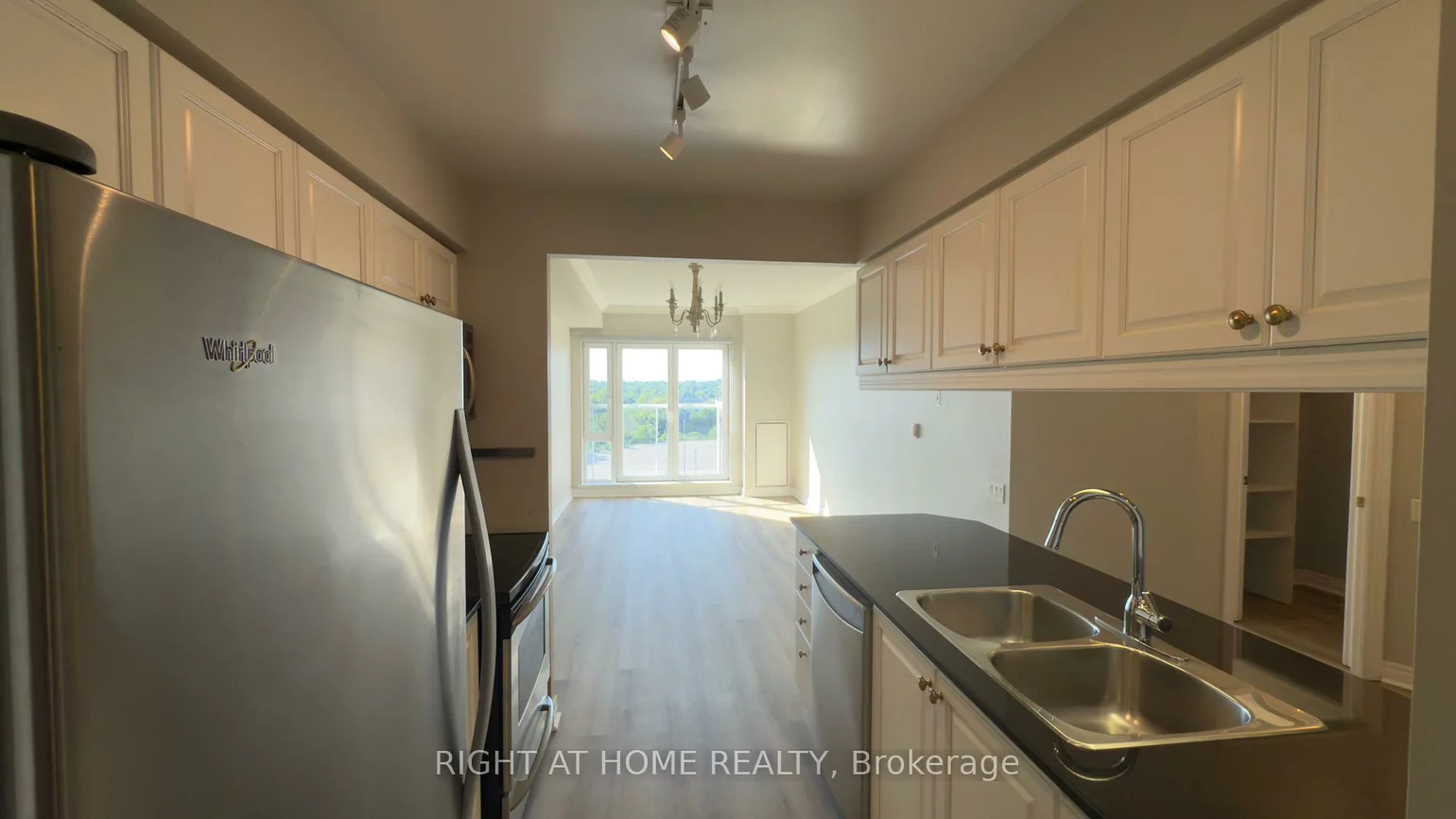 40, Old Mill, 1014 - QE Queen Elizabeth, Oakville
