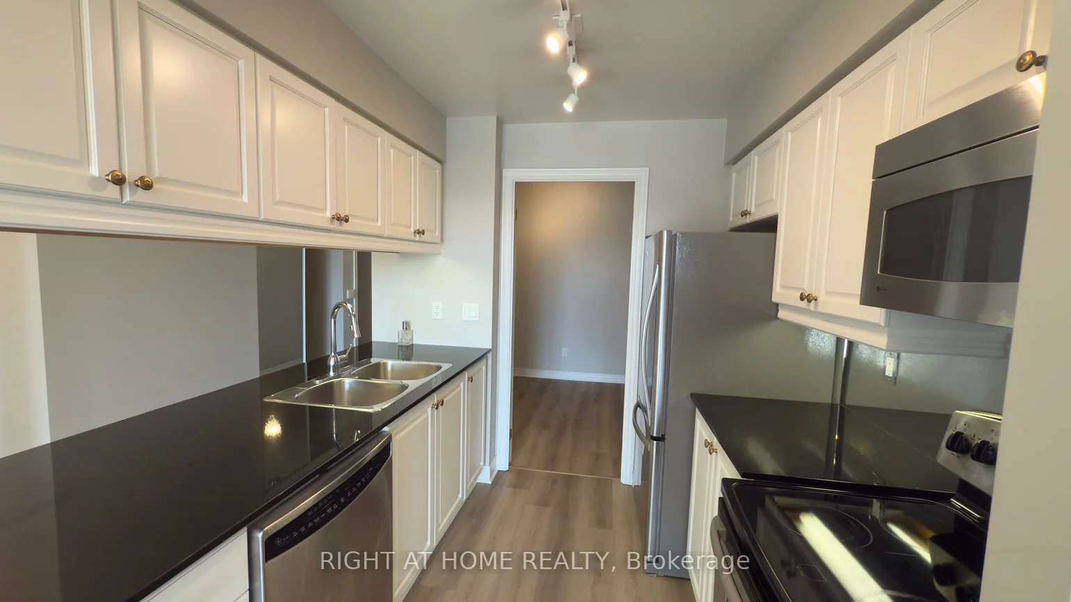 40, Old Mill, 1014 - QE Queen Elizabeth, Oakville