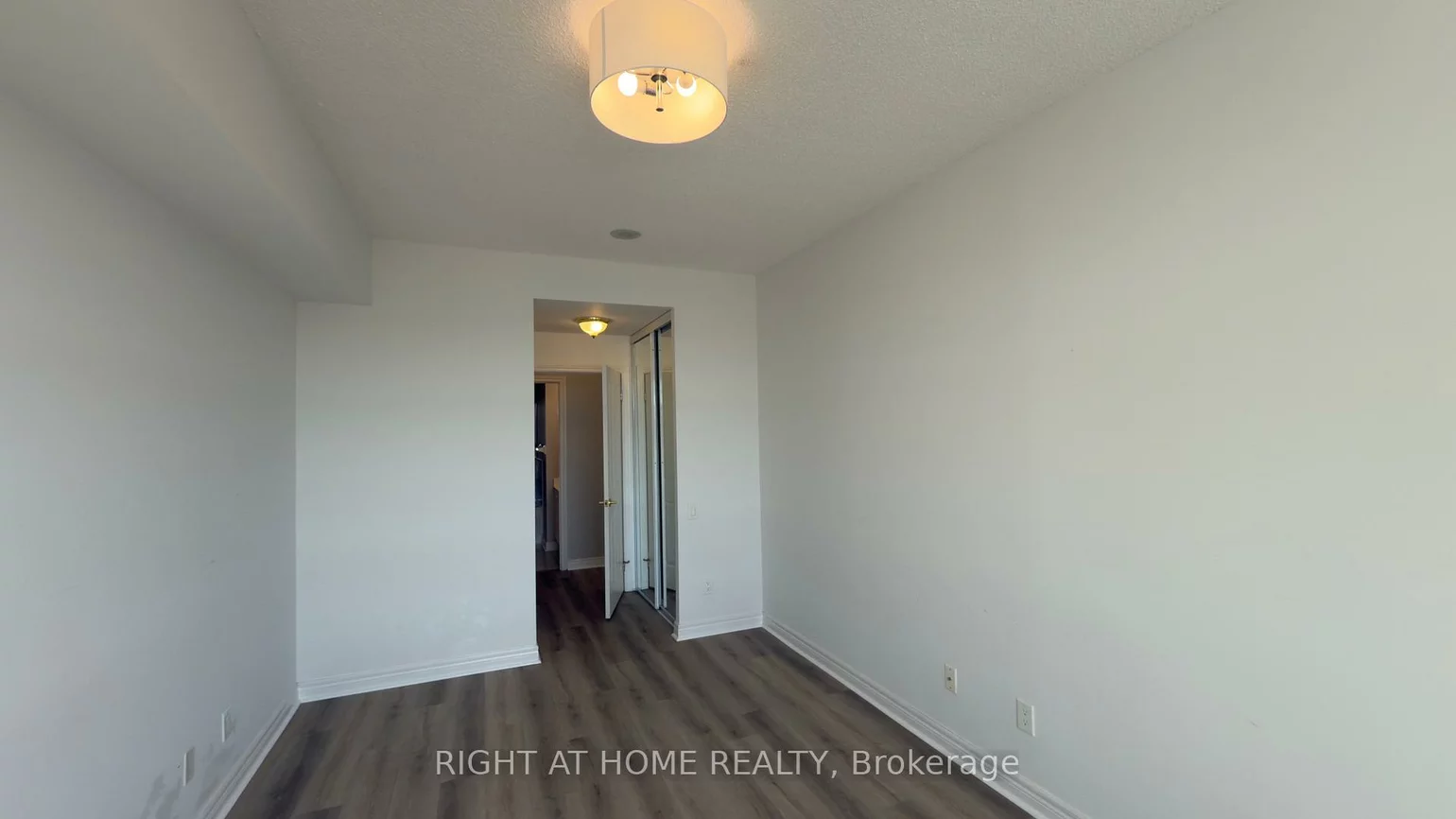 40, Old Mill, 1014 - QE Queen Elizabeth, Oakville