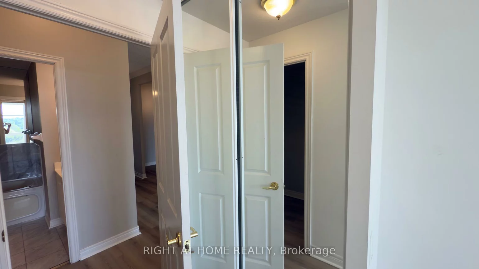 40, Old Mill, 1014 - QE Queen Elizabeth, Oakville