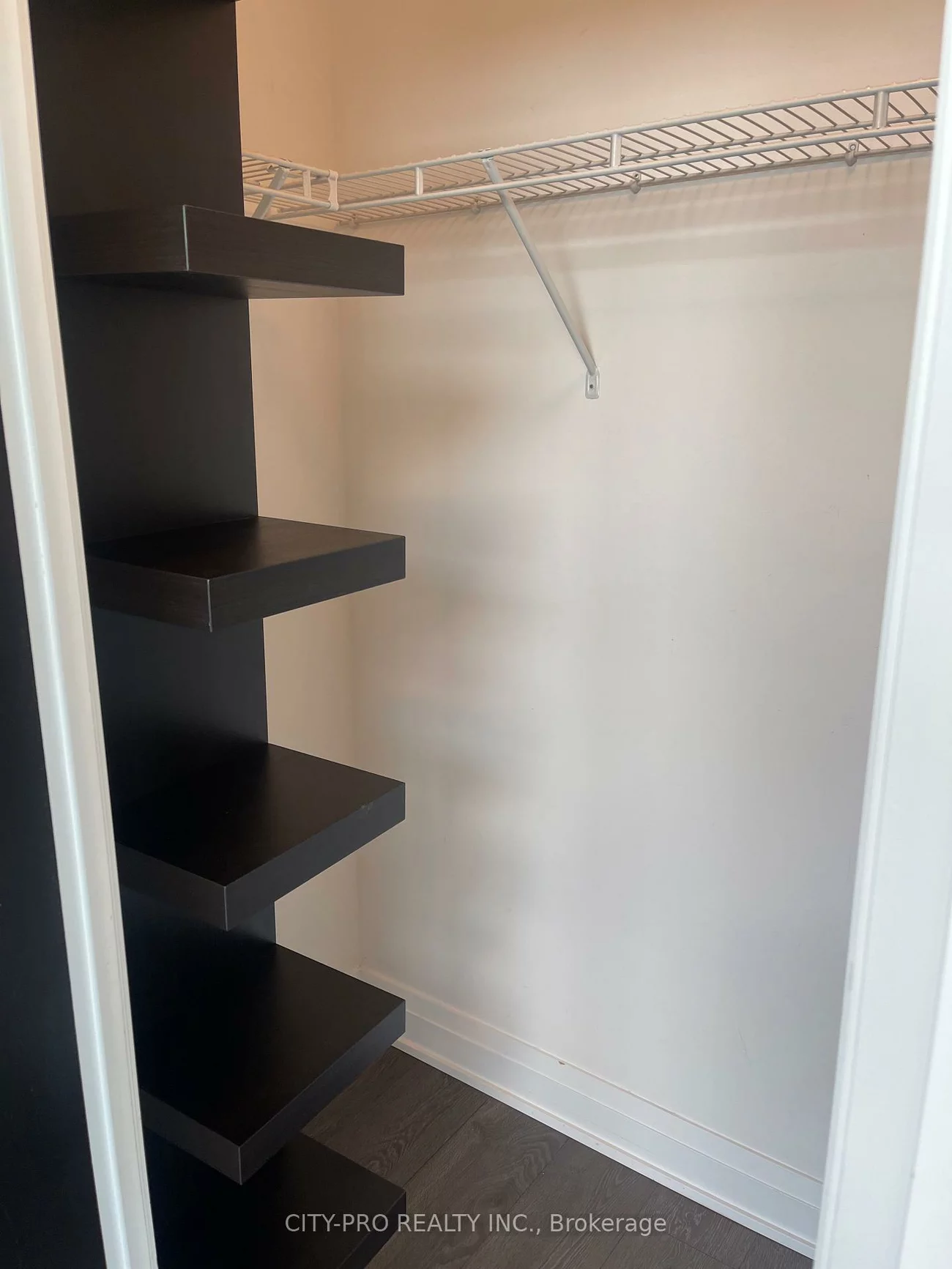 55, Speers, 1014 - QE Queen Elizabeth, Oakville