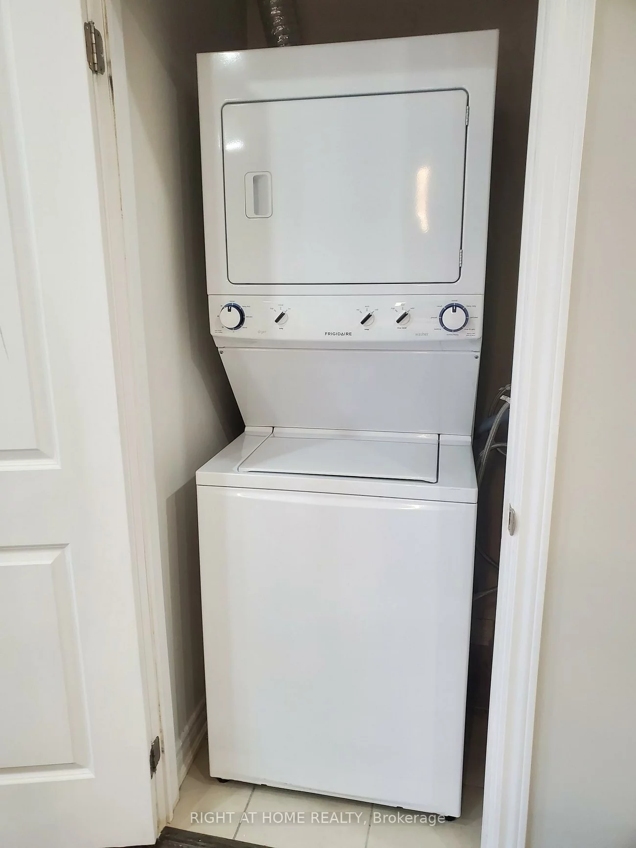 272, Georgian, 1015 - RO River Oaks, Oakville