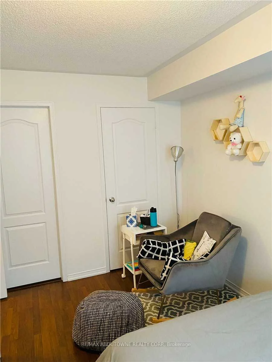 2492, Post, 1015 - RO River Oaks, Oakville