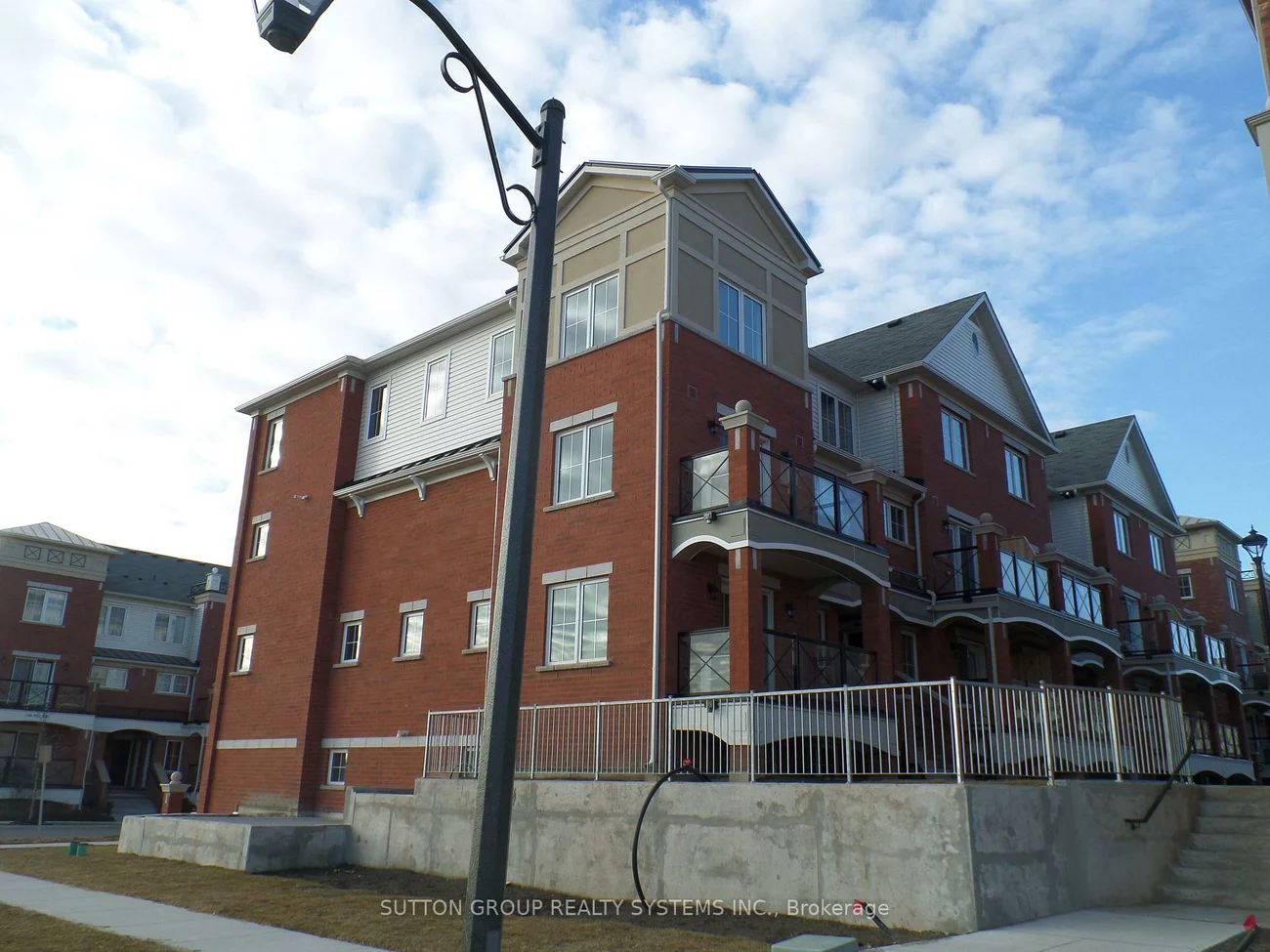 2472, Post, 1015 - RO River Oaks, Oakville