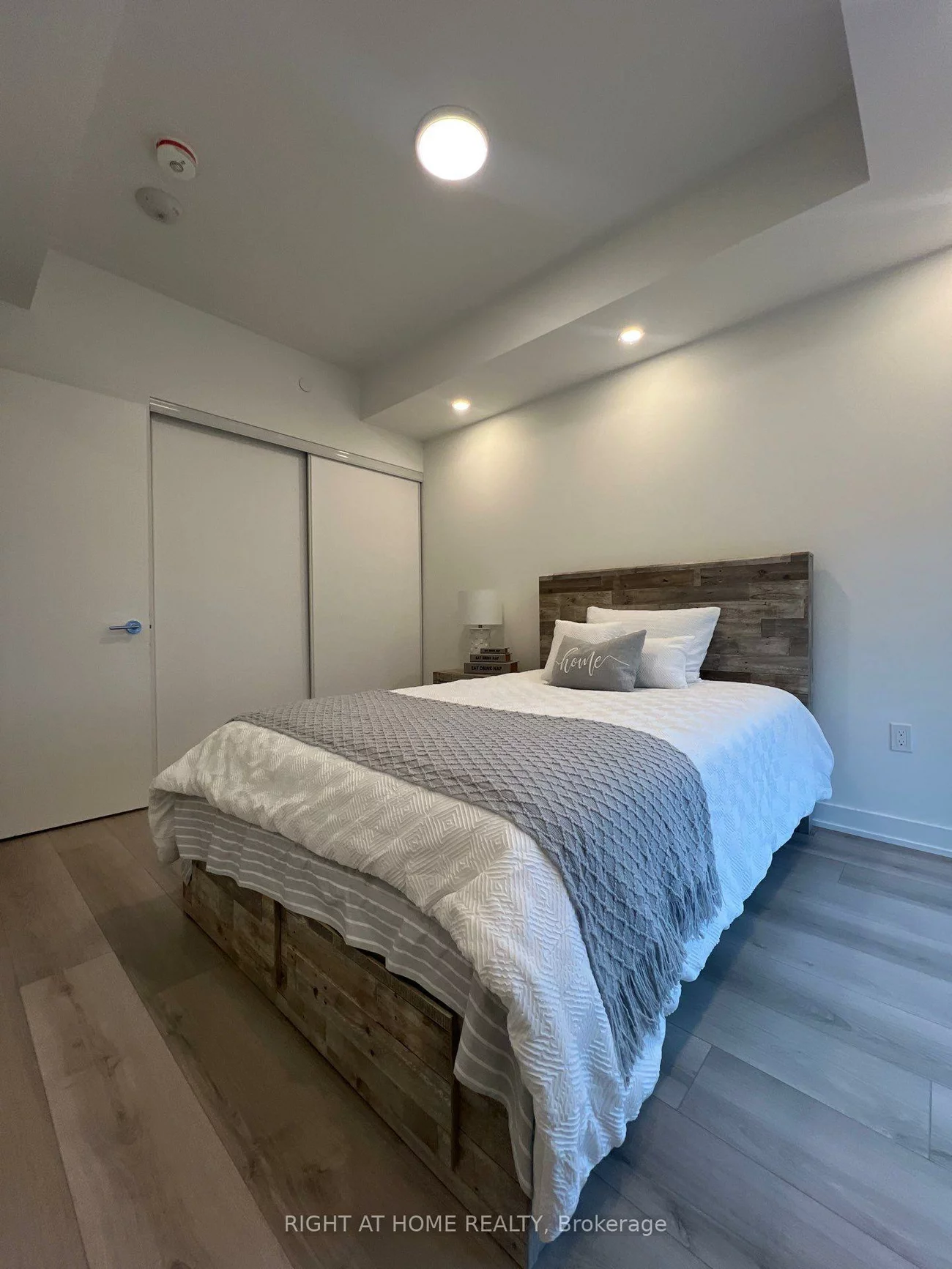 1005, Dundas, 1010 - JM Joshua Meadows, Oakville