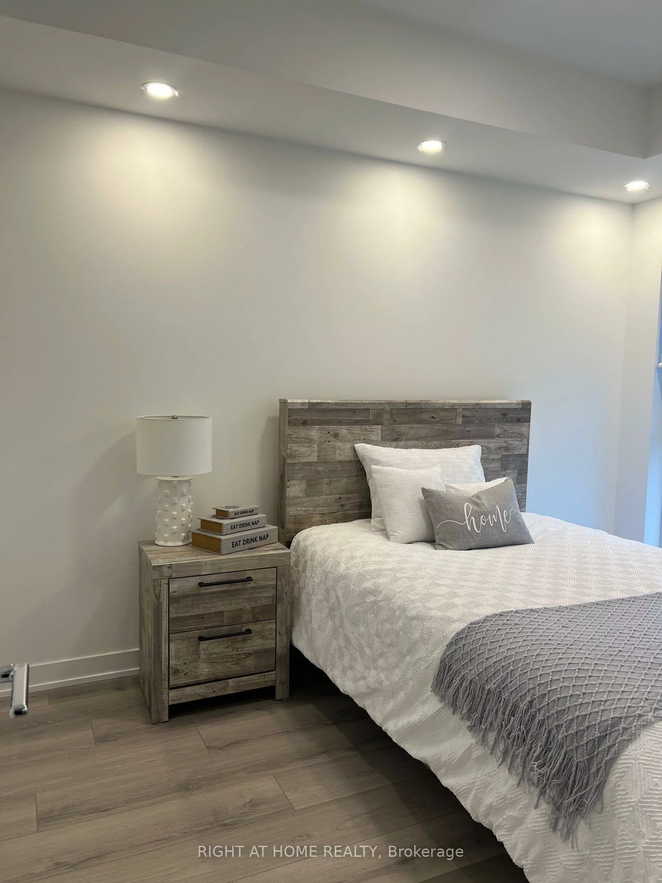 1005, Dundas, 1010 - JM Joshua Meadows, Oakville