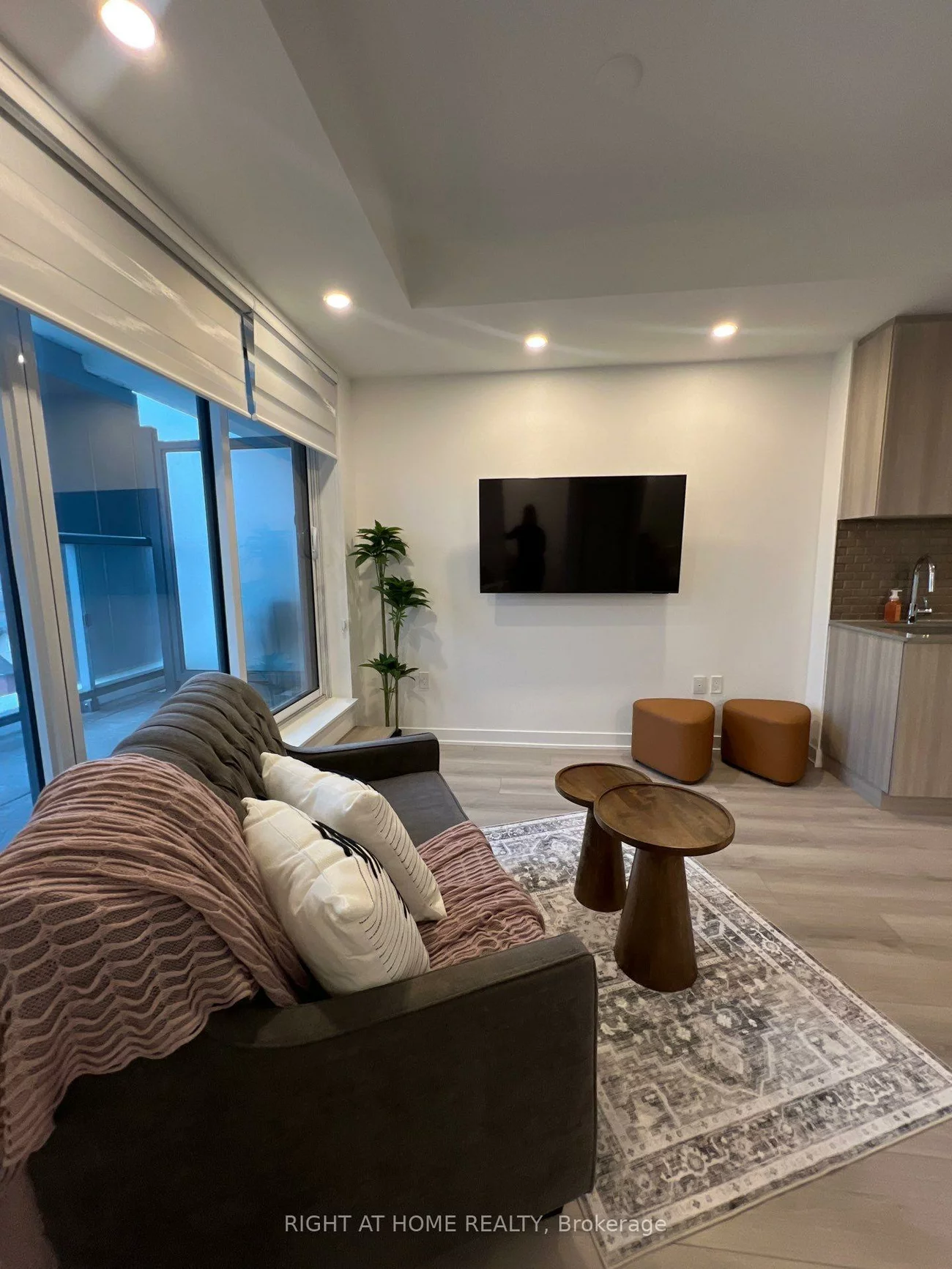 1005, Dundas, 1010 - JM Joshua Meadows, Oakville