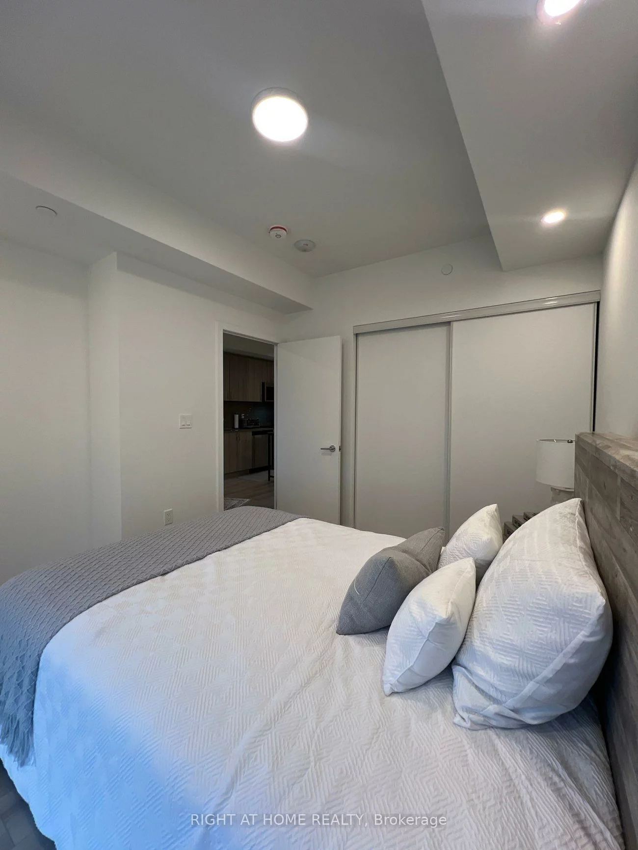 1005, Dundas, 1010 - JM Joshua Meadows, Oakville