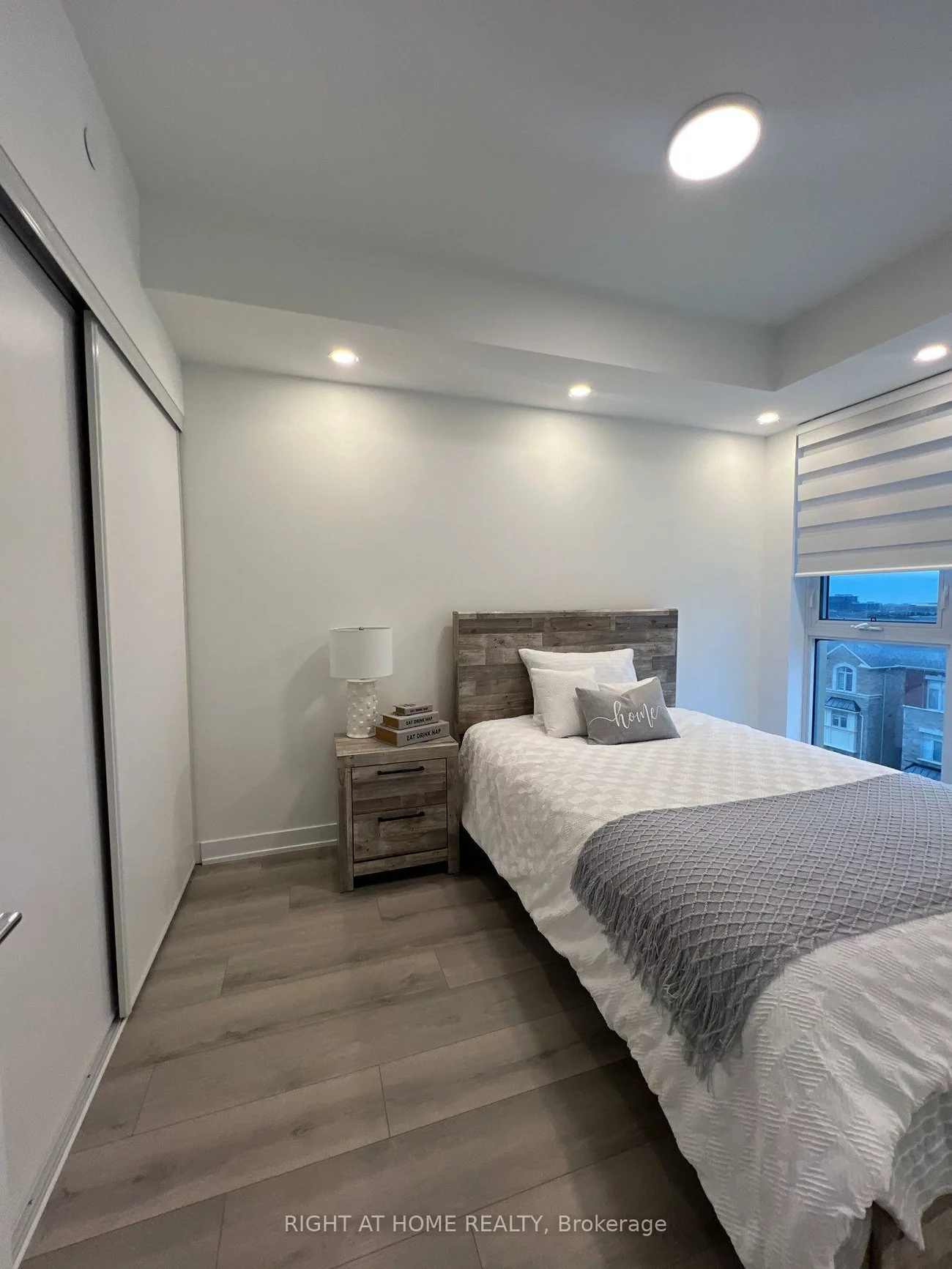 1005, Dundas, 1010 - JM Joshua Meadows, Oakville