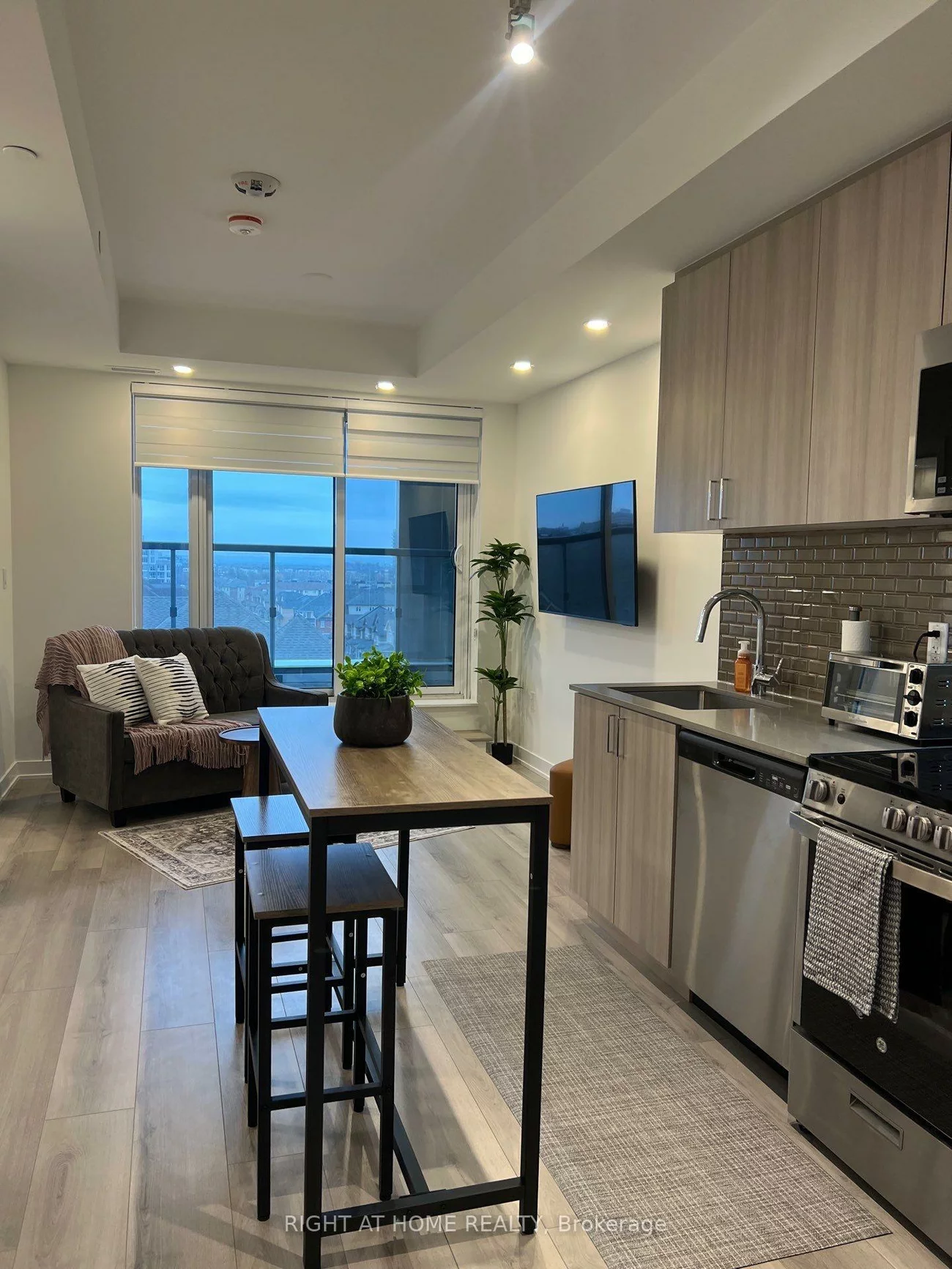 1005, Dundas, 1010 - JM Joshua Meadows, Oakville