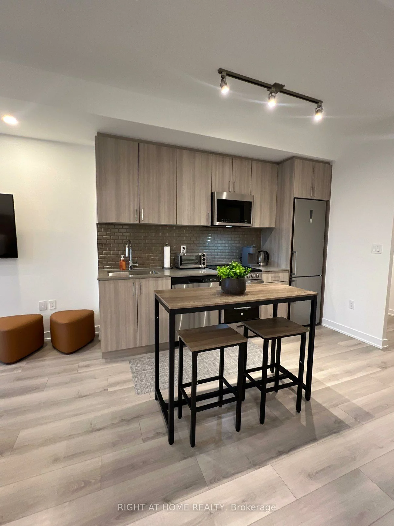 1005, Dundas, 1010 - JM Joshua Meadows, Oakville