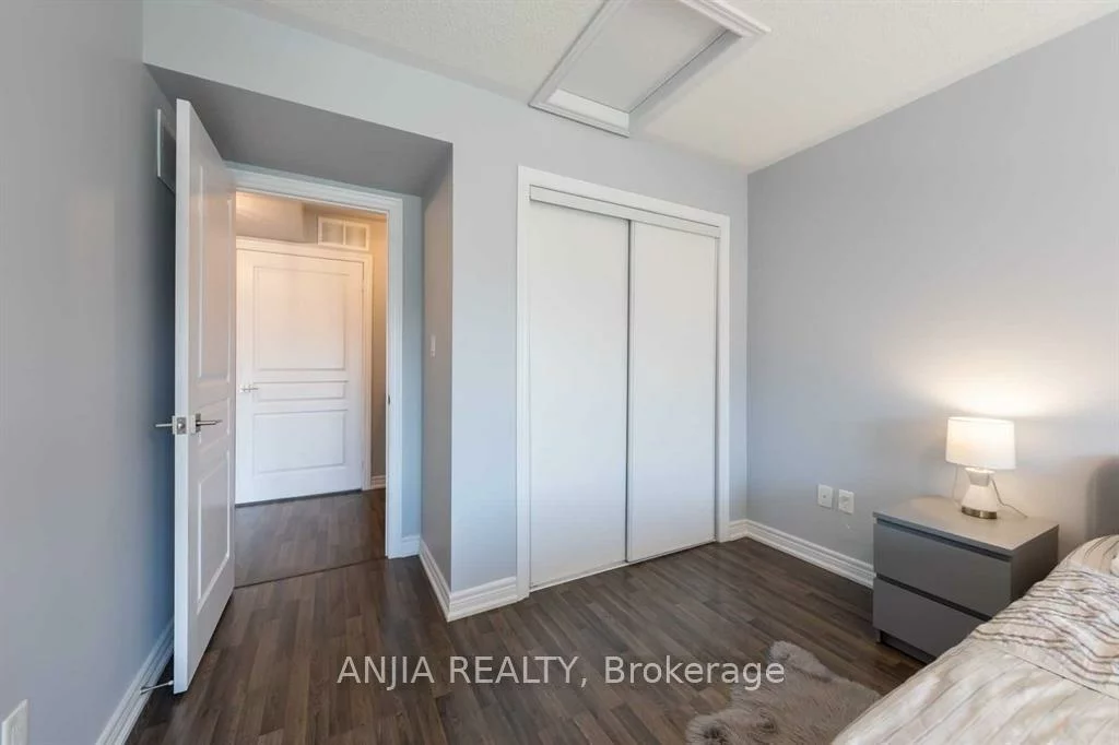 2504, Post, 1015 - RO River Oaks, Oakville