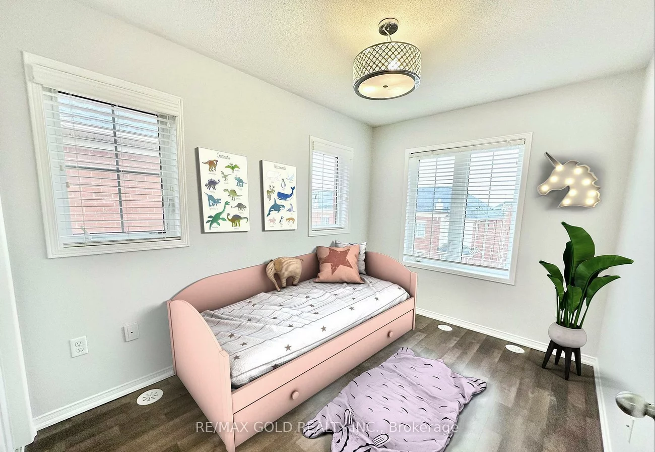2476, Post, 1015 - RO River Oaks, Oakville