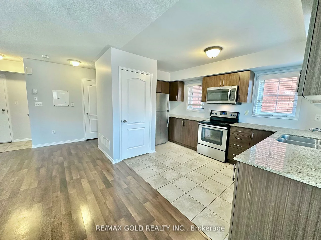 2476, Post, 1015 - RO River Oaks, Oakville